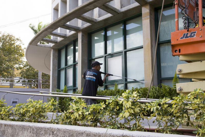 Powerwashing on Commercial Property